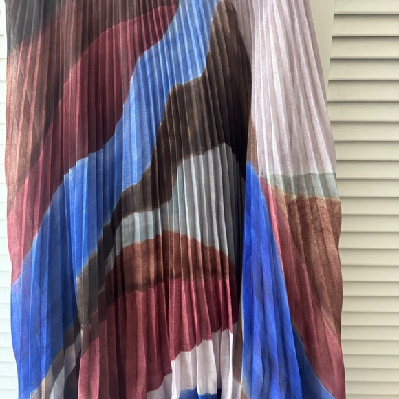 Aritzia Wilfred Twirl Pleated Skirt Size S - Picture 2 of 2